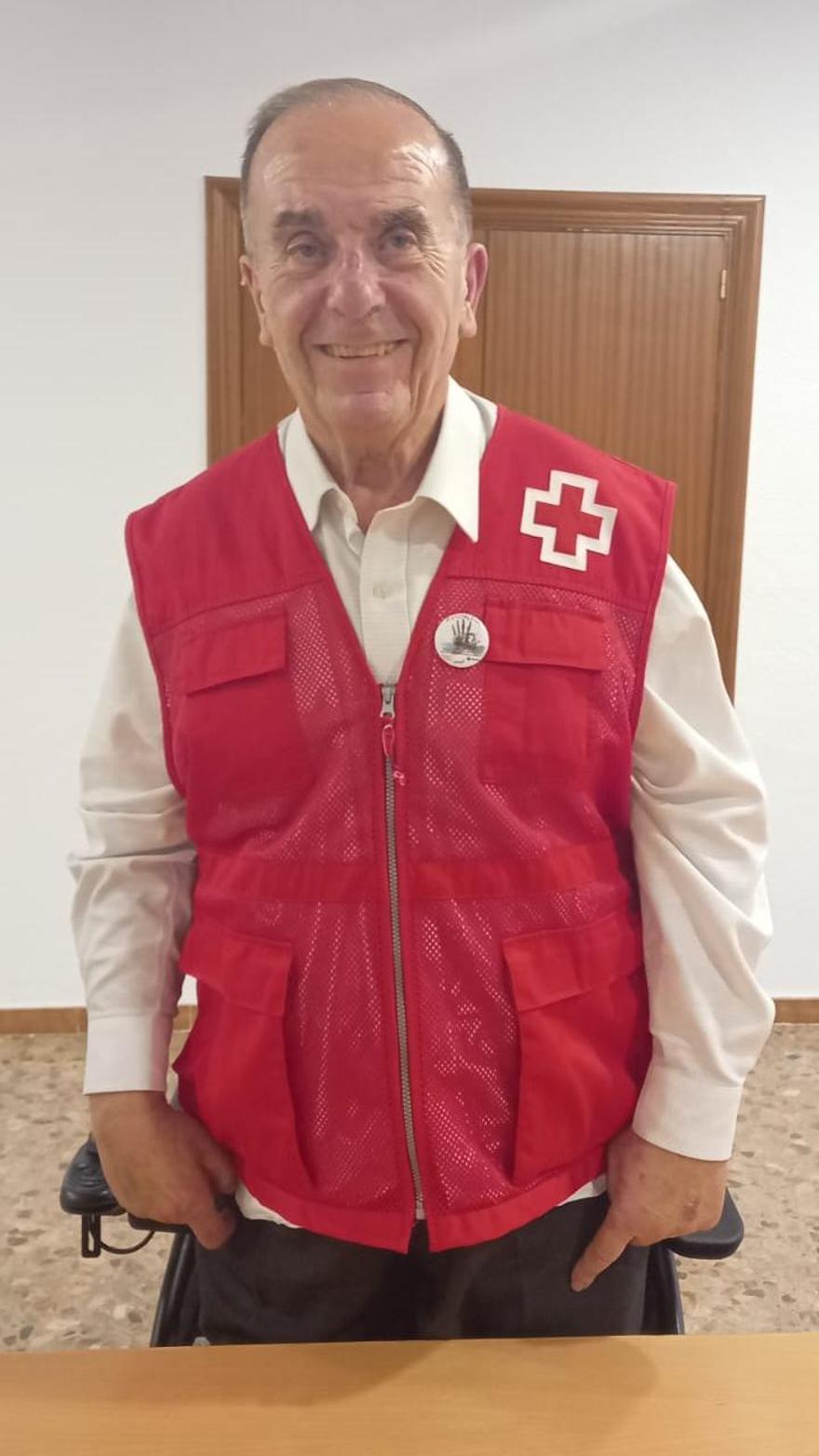 Pablo Carrillos Huertas de pie en la sede de Cruz Roja en Petrer.