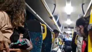 El altercado en una guagua en Lanzarote con más de una quincena de menores acaba con el vehículo destrozado