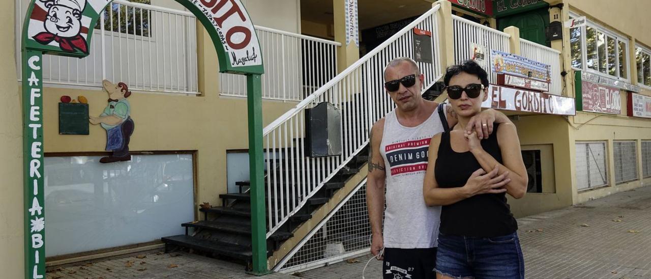 Cristi y Loredana Jitariu, delante de ‘El gordito’ de Magaluf, ya abierto. | JUAN LUIS IGLESIAS