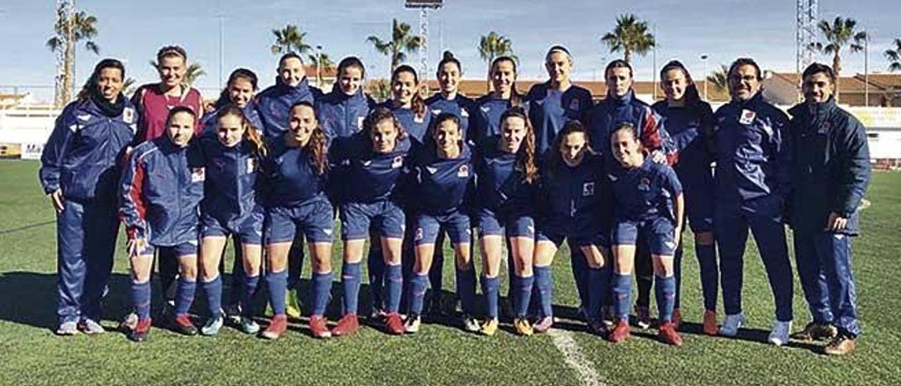 La selección femenina sub-17 de Balears posa antes de comenzar la primera fase del Nacional en Murcia.