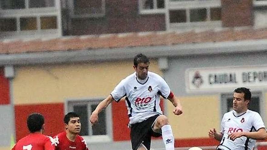 El capitán del Caudal, Berto Toyos, despeja un balón durante un encuentro.