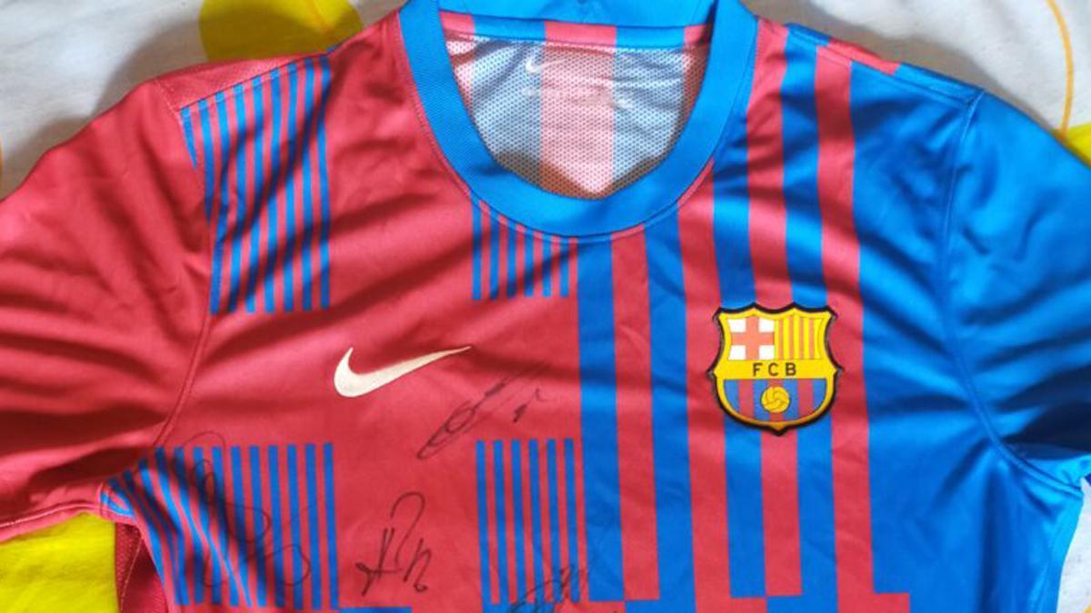 La camiseta firmada por la plantilla es el primer premio del sorteo