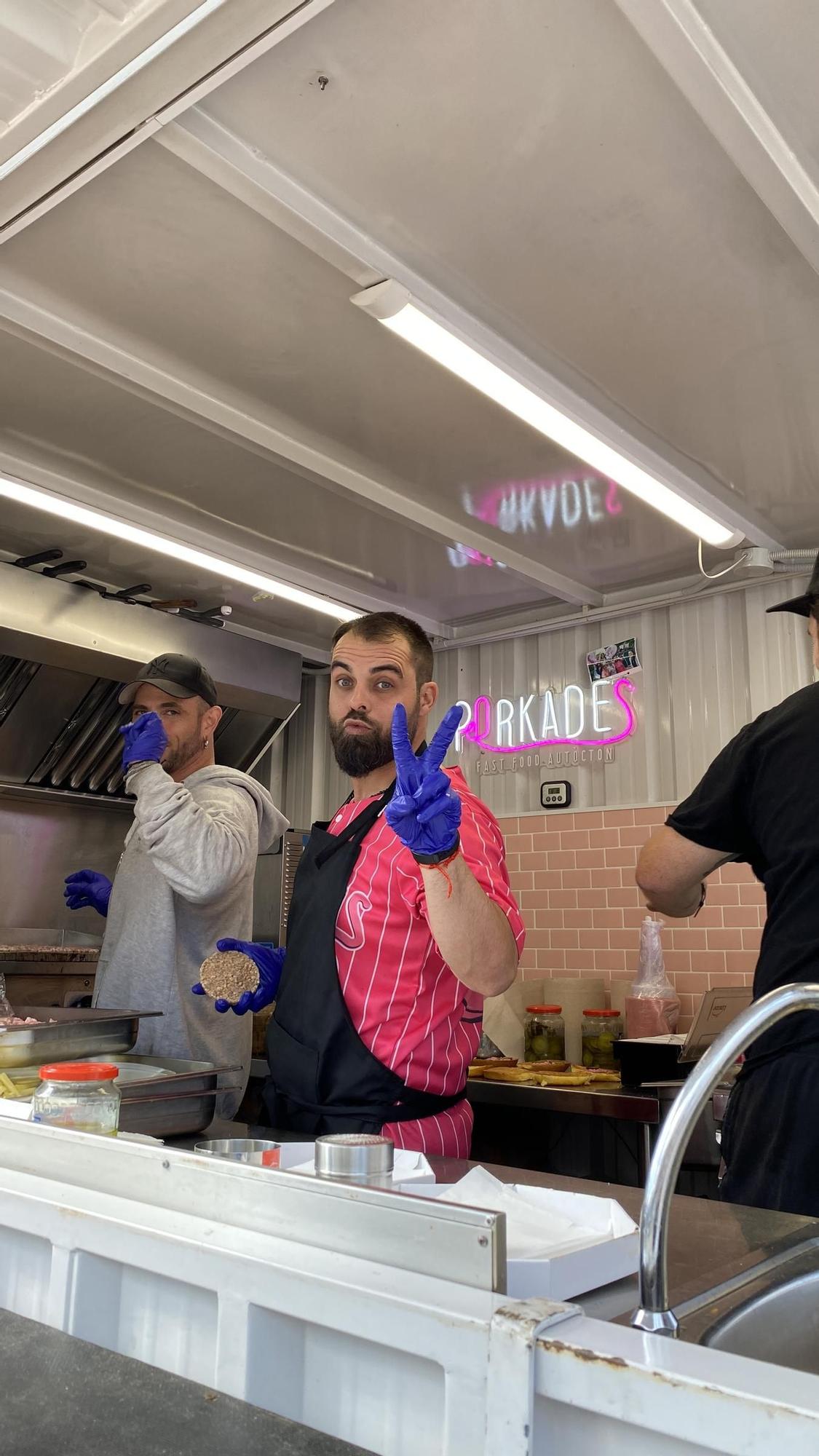 La emotiva historia de Porkades en Mallorca, la primera hamburguesa de cerdo negro del mundo