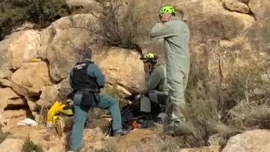 La Guardia Civil rescata a una perra atrapada en una cueva en Teruel