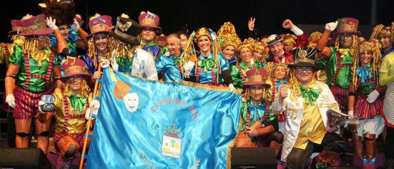 &quot;Os da Bayuca&quot;, que ostenta el título de &quot;Campiona do Mundo&quot; tras vencer el año pasado, con la bandera que la acredita como tal. // Muñiz