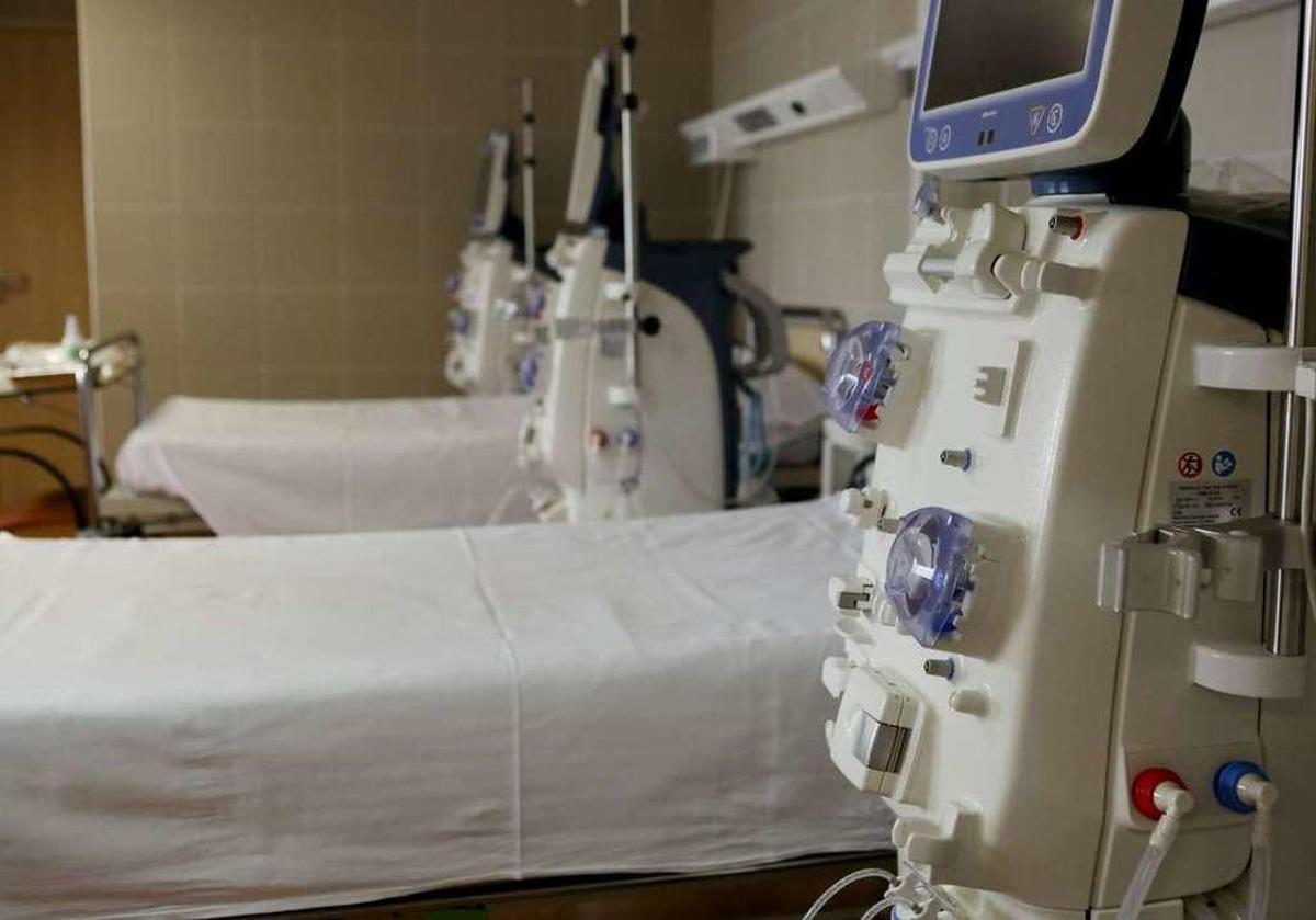 Un espacio de la unidad, con la dotación de diálisis para pacientes.