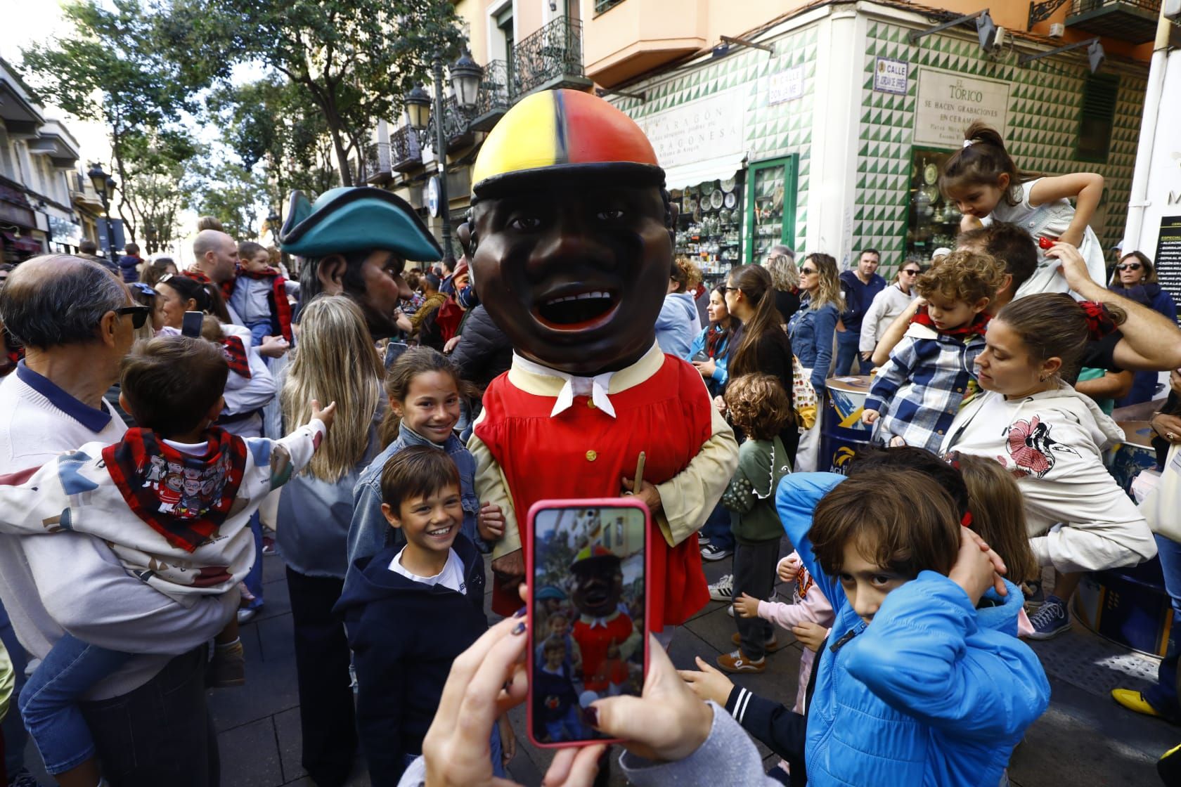 En imágenes | La comparsa de gigantes y cabezudos ilusionan a los más pequeños