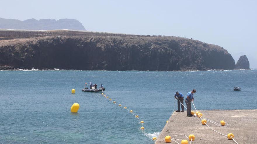 El Ayuntamiento baliza Sardina para controlar las motos de agua