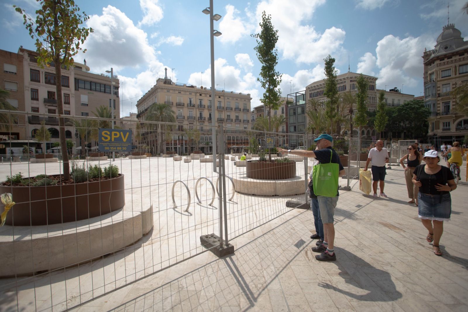 Retiran las lonas de las plaza de la Reina a la espera de su apertura