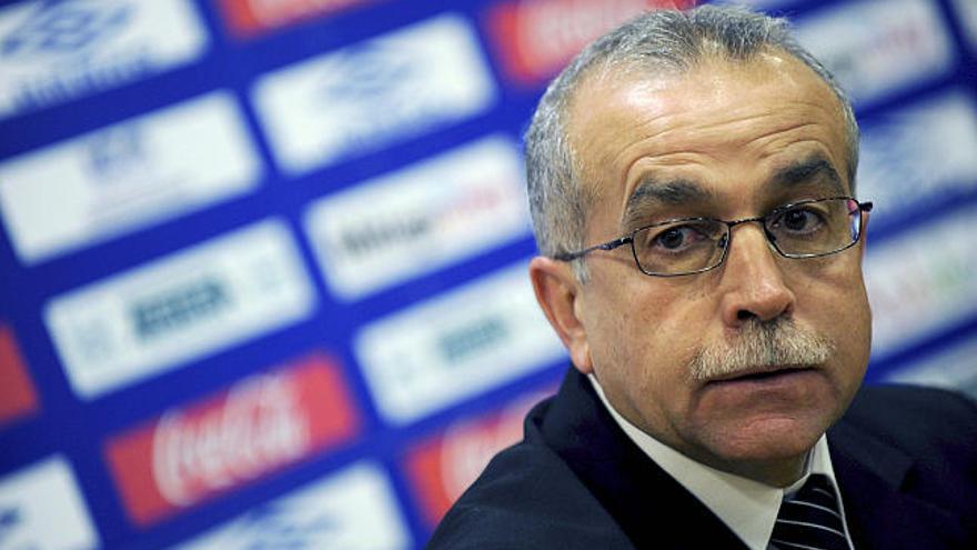 MA13. MÁLAGA, 25/01/09.- El entrenador del Malaga CF. Antonio Tapia, durante la rueda de prensa que ha ofrecido a los medios tras el partido que ha disputado su equipo con el Atlético de Madrid, perteneciente a la vigésima jornada de Liga de Primera División que ambos conjuntos han disputado en el estadio de La Rosaleda, y que ha acabado con un resultado final de 1-1.