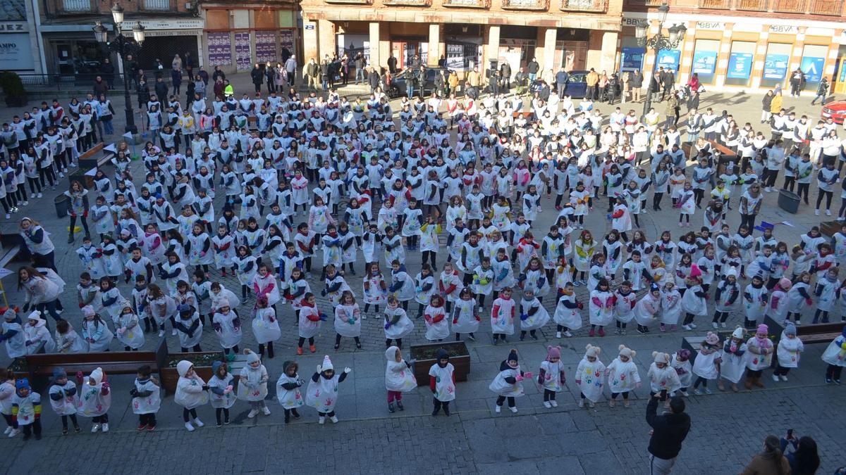 El colegio Virgen de la Vega en la Plaza Mayor por el Día de la Paz. / E. P.