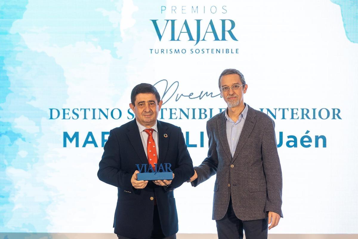 Francisco Reyes, presidente de la Diputación Provincial de Jaén, junto a Pablo Fernández, subdirector de VIAJAR.