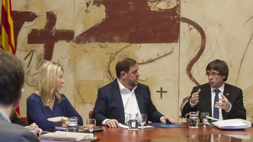 Neus Munté, Oriol Junqueras i Carles Puigdemont, ahir durant la reunió setmanal de l&#039;Executiu.