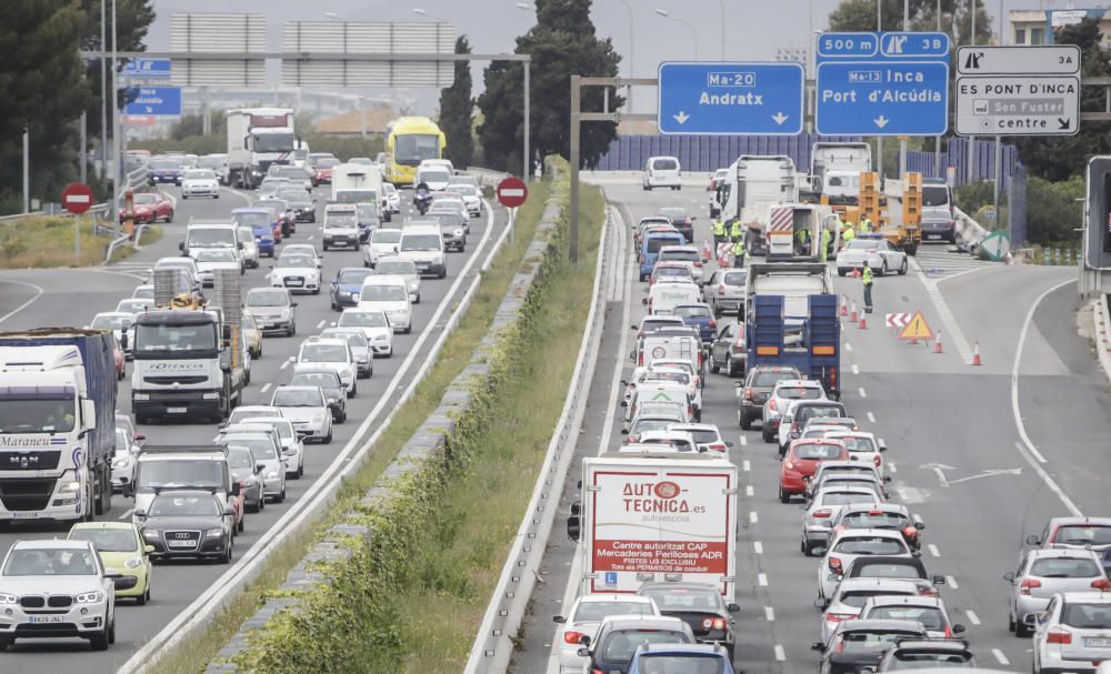 Un aparatoso accidente colapsa la Vía de Cintura y los principales accesos a Palma