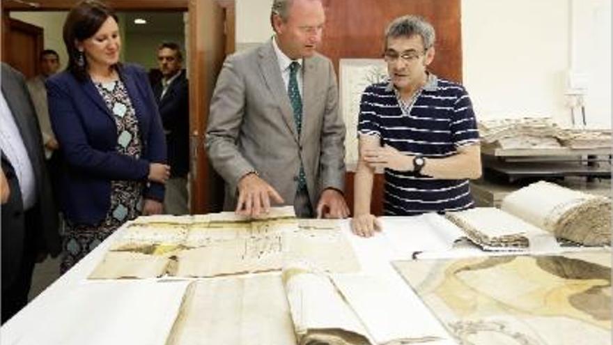 María José Catalá y Alberto Fabra junto a un técnico del Archivo del Reino.