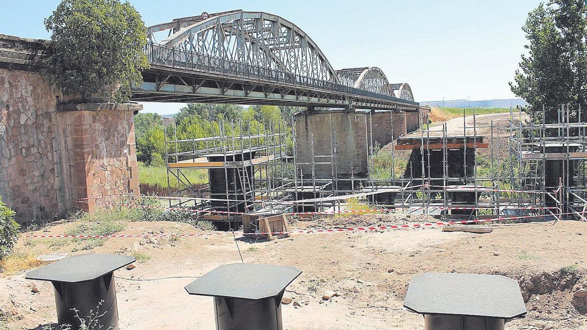 Estado de las obras del puente de Villa del Río, junto al cual se está construyendo una plataforma que cruza el río.