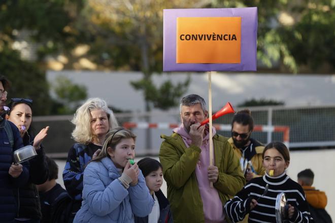 Cacerolada en un colegio público de Palma para protestar contra la inseguridad: "No queremos que nuestros hijos vivan en un entorno de delincuencia"