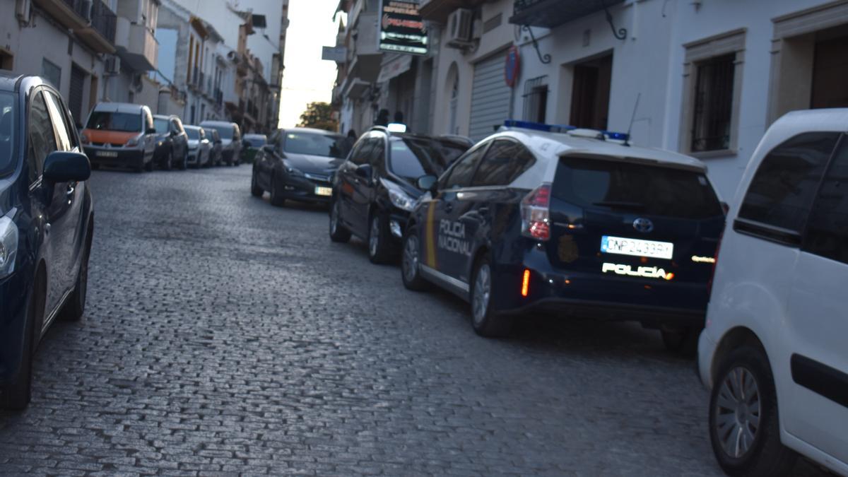 En Puente Genil están interviniendo Policía Nacional y Guardia Civil, dentro de una macrooperación.