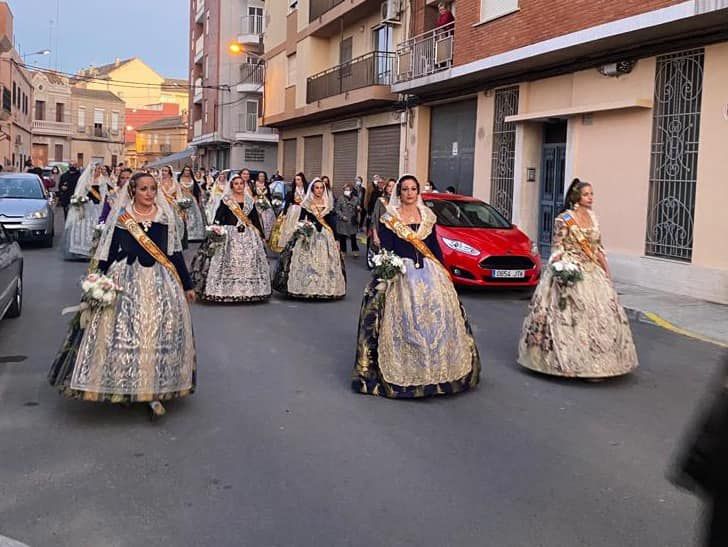 La falla de l'Oliveral reune a sus falleras mayores en una Ofrenda preparando el 75 aniversario