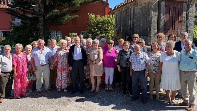 Asistentes al homenaje, con Eduardo Mallo en el centro.