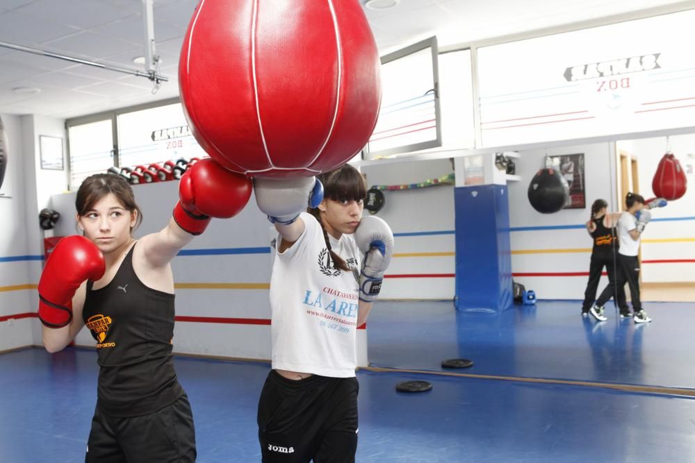 Las asturianas Aida Llada, de 14 años, y Andrea Mateos, de 19, campeonas de España de boxeo femenino