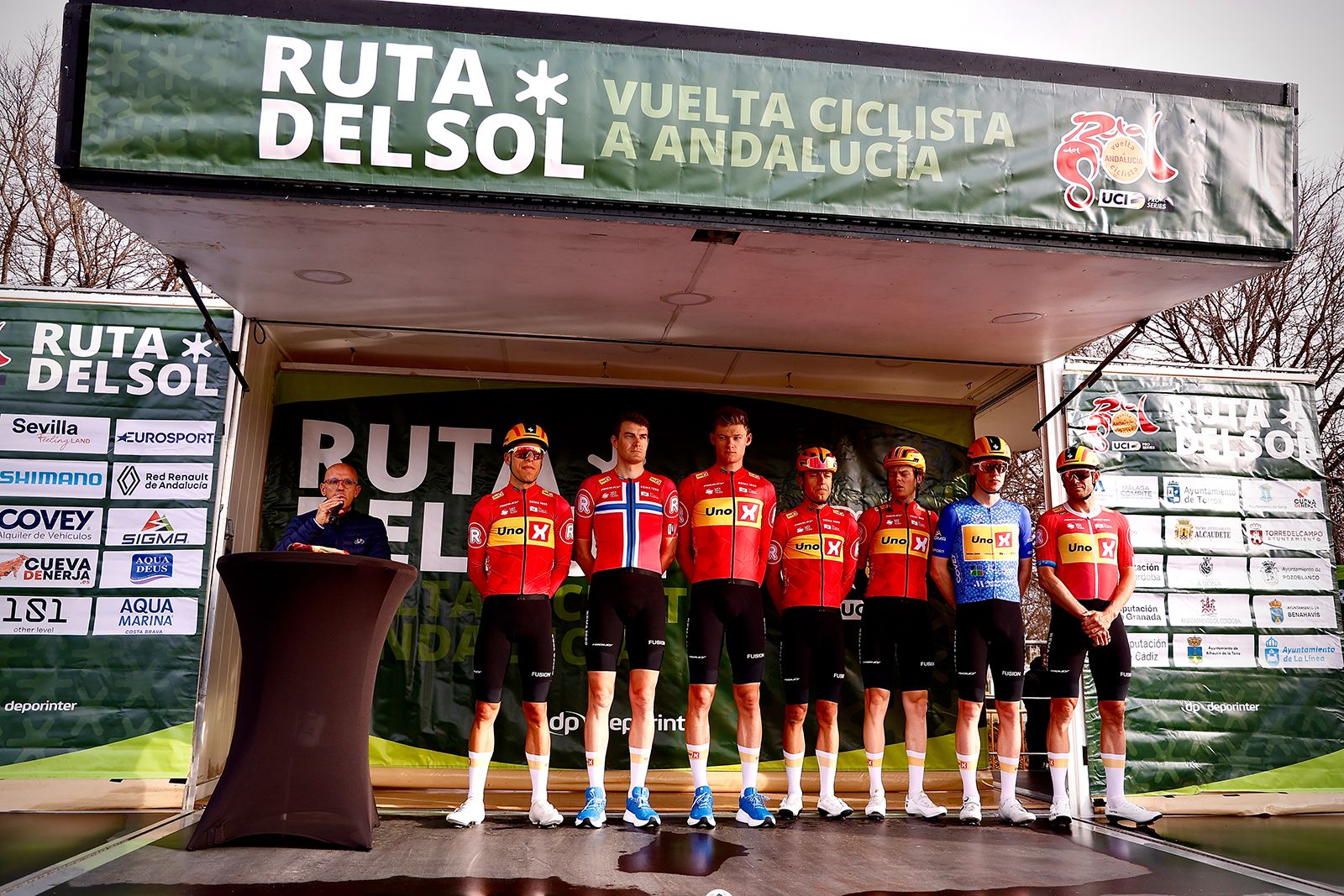 La salida de la etapa de Córdoba de la Vuelta a Andalucía en imágenes