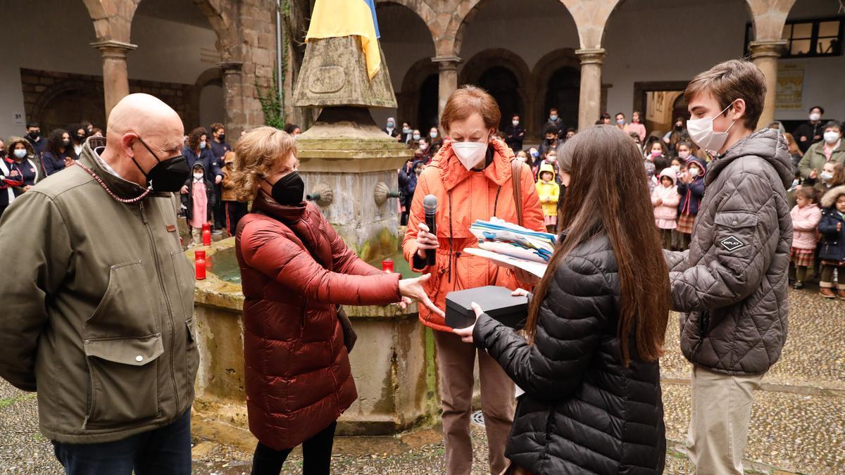 Integrantes de Cáritas semanas atrás, en un acto solidario en el colegio de San Nicolás.