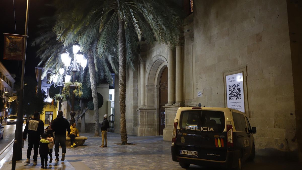 Un furgón de policía con seis efectivos se desplazaba a la parroquia.