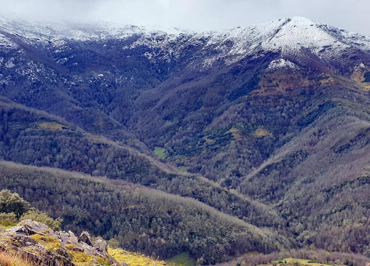 Vista de la Devesa de Rogueira en Folgoso do Courel (Comarca de Quiroga, Sierra del Caurel, Lugo)