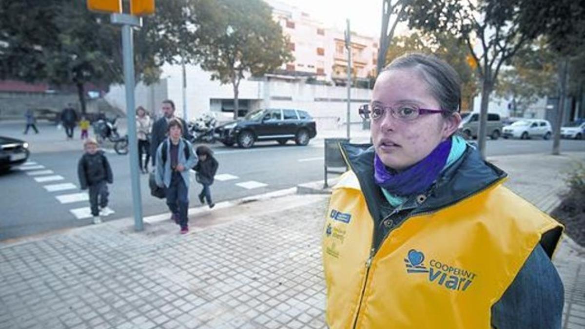 La cooperante viaria Júlia Busquets, ayer por la mañana, a las puertas de la Escola Orlandai.