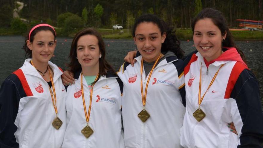 Formación del K-4 júnior del Pontecesures con (desde la izquierda) Rebeca Laurijssen, Vanesa Carril, Camila Morison y Raquel Da Costa.