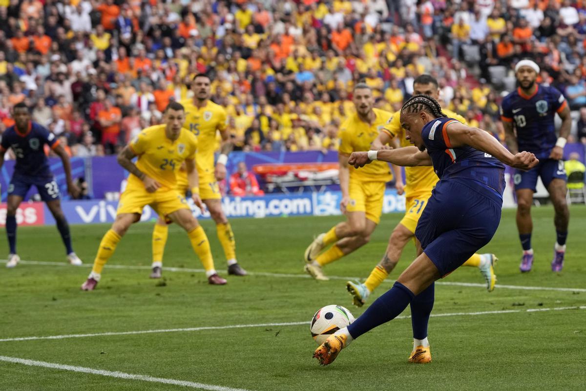 Xavi Simons centra de rabona en el duelo de octavos entre Holanda y Rumanía. 