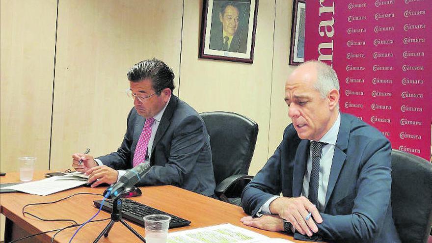 El director territorial de CaixaBank, Juan Ramón Fuertes, y el presidente de la Cámara, Santiago Sesé, ayer.