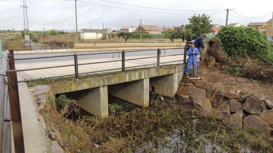 Operarios de Santibáñez trabajando junto al arroyo del Vaguillo.