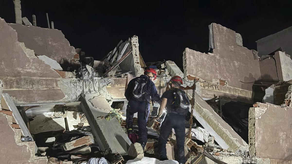 Bomberos del Consorcio buscan superivientes entre los escombros.