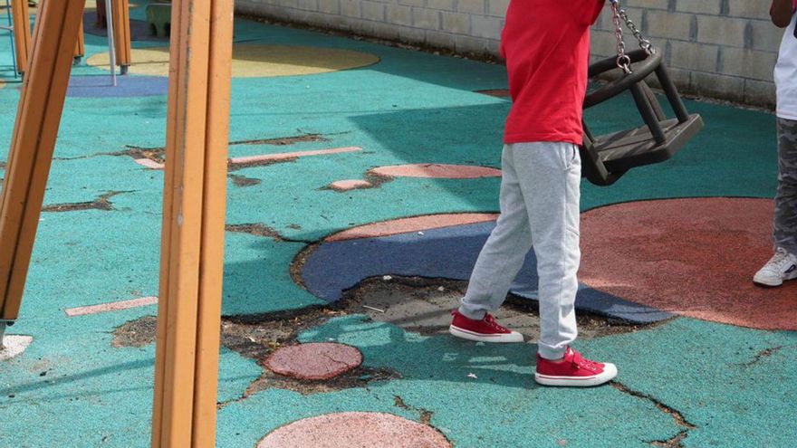 Dos niños, en el parque infantil de A Bandeira. |   // BERNABÉ