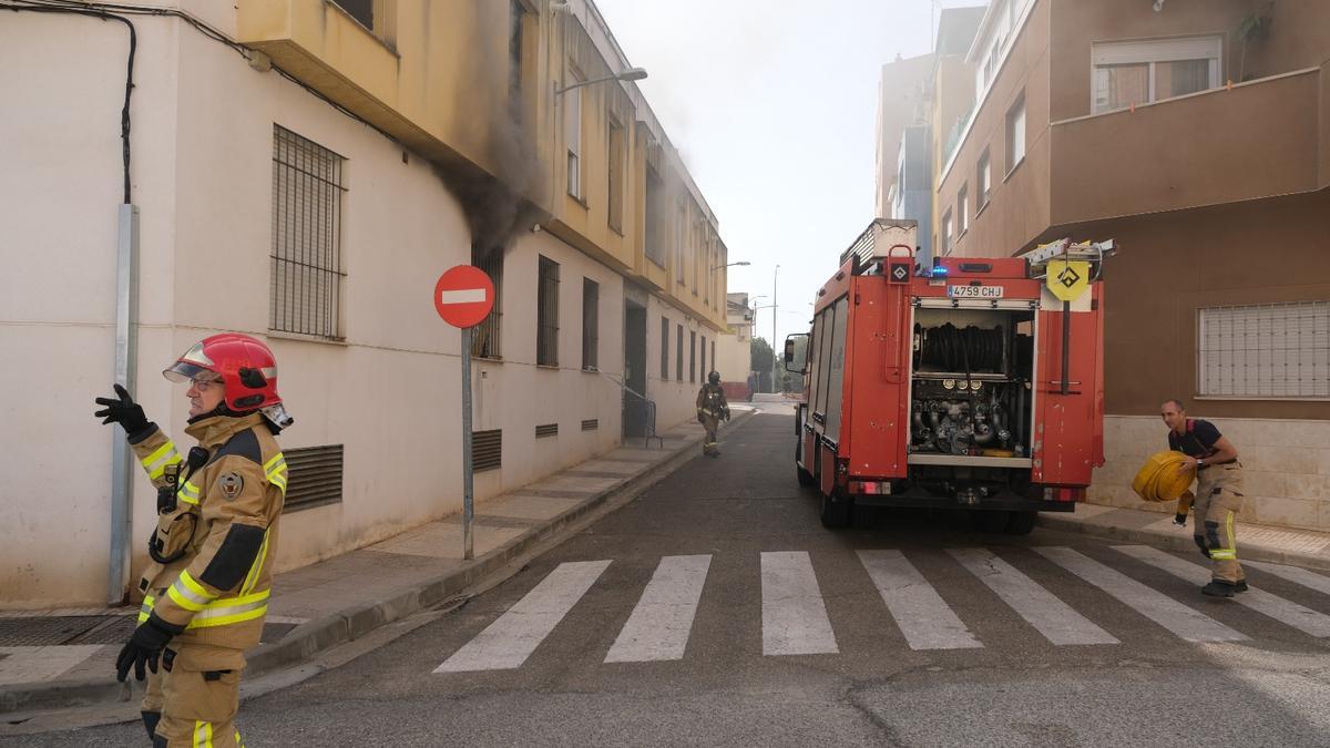 Los bomberos llegan para apagar un nuevo incendio en el edificio de okupas.