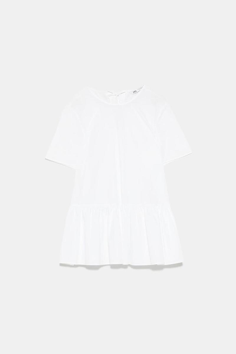 Blusa blanca de popelín con volante de Zara. (Precio: 29, 95 euros)