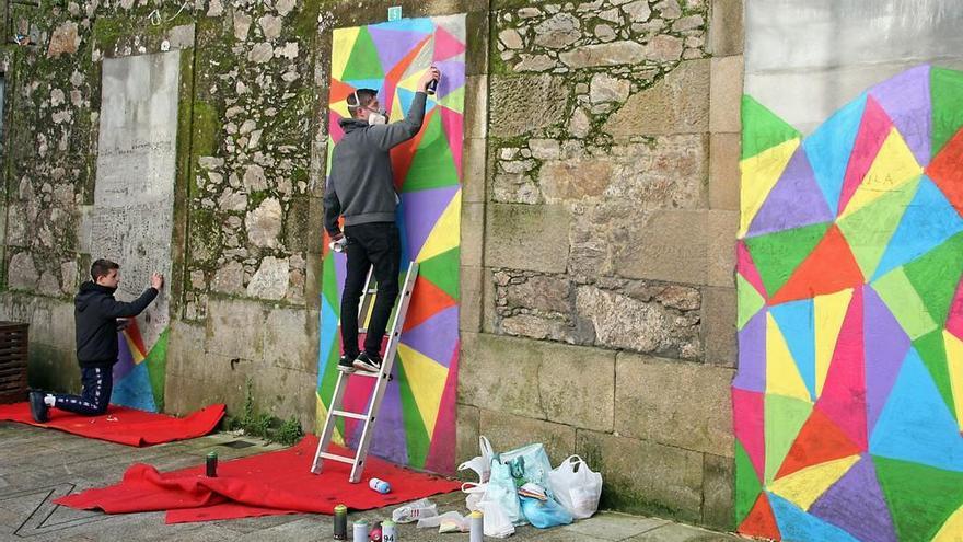 Grafiteros decoran el mural situado en la zona de los vinos. // Bernabé/J.Carlos Asorey