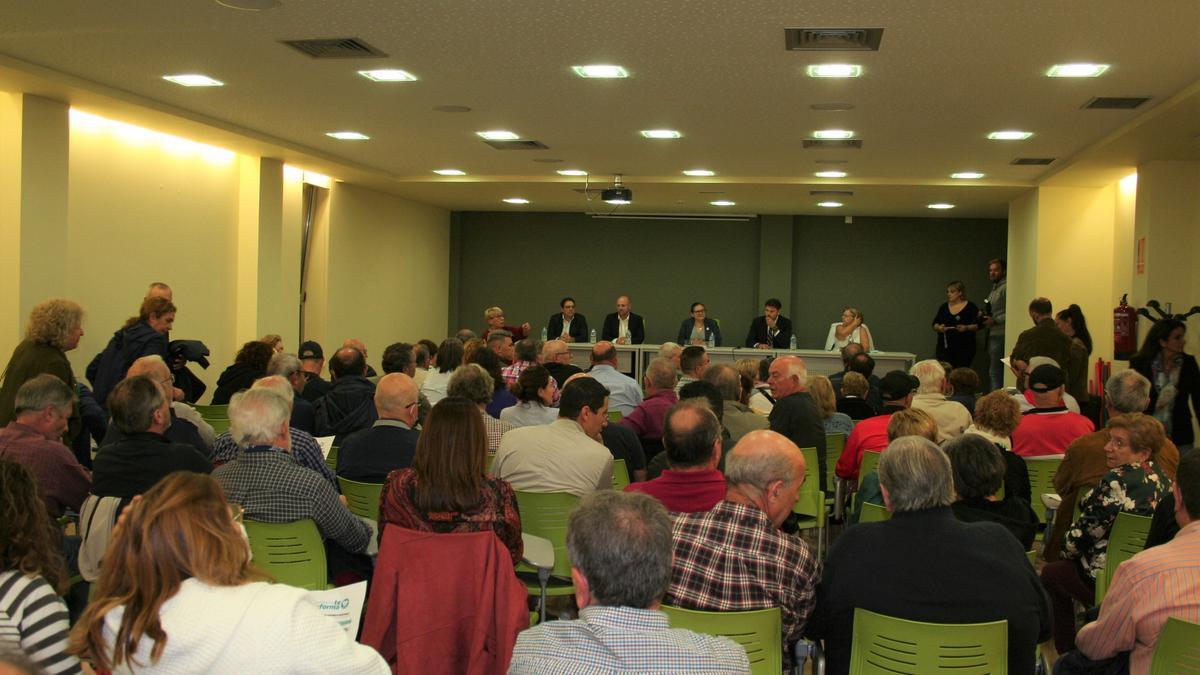 Un centenar de personas participaban, anoche, en la reunión de la Plataforma en defensa de la Sanidad Pública que se celebraba en el Centro Social de San Diego.