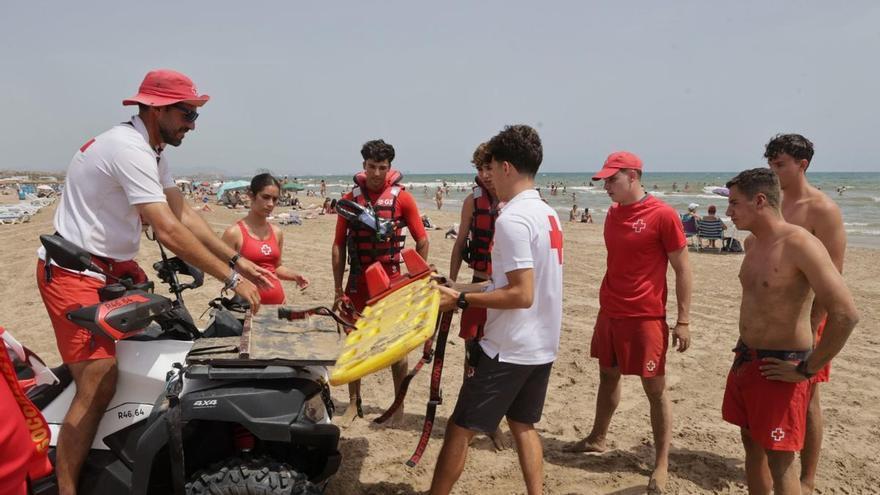 Consejos del equipo de socorristas de Cruz Roja en la Playa de la Malvarrosa para evitar incidencias