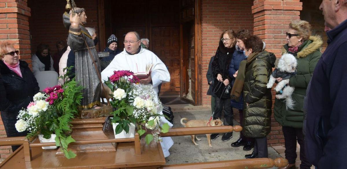 El párroco de Santa Cristina dirigiéndose a los fieles. | E. P.