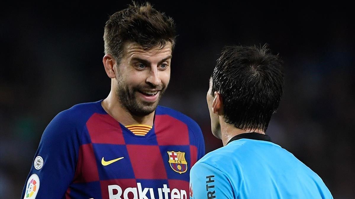 marcosl50038629 barcelona s spanish defender gerard pique l talks to the s190925105705 marcosl50038629 barcelona s spanish defender gerard pique l talks to the s190925105705