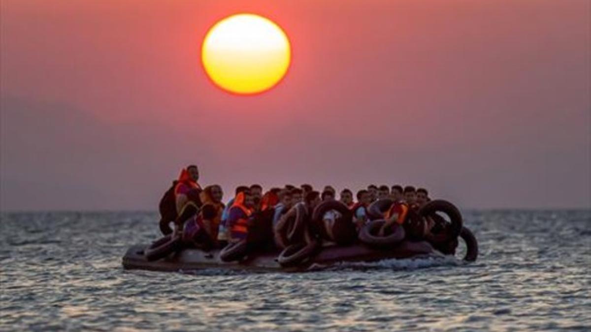 Un grupo de refugiados llega a la isla griega de Kos, el pasado agosto.