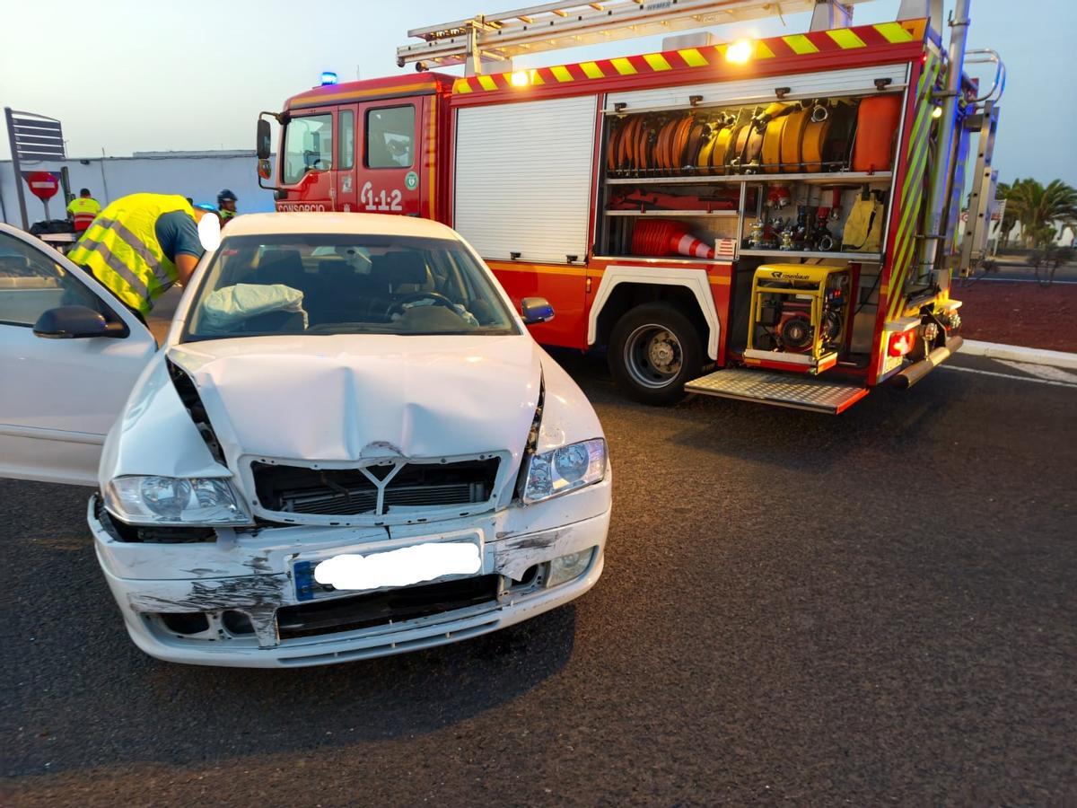 Un camión de bomberos del Consorcio de Seguridad y Emergencias de Lanzarote y La Graciosa, este miércoles, 23 de septiembre, junto a uno de los coches implicados en el accidente en Playa Honda
