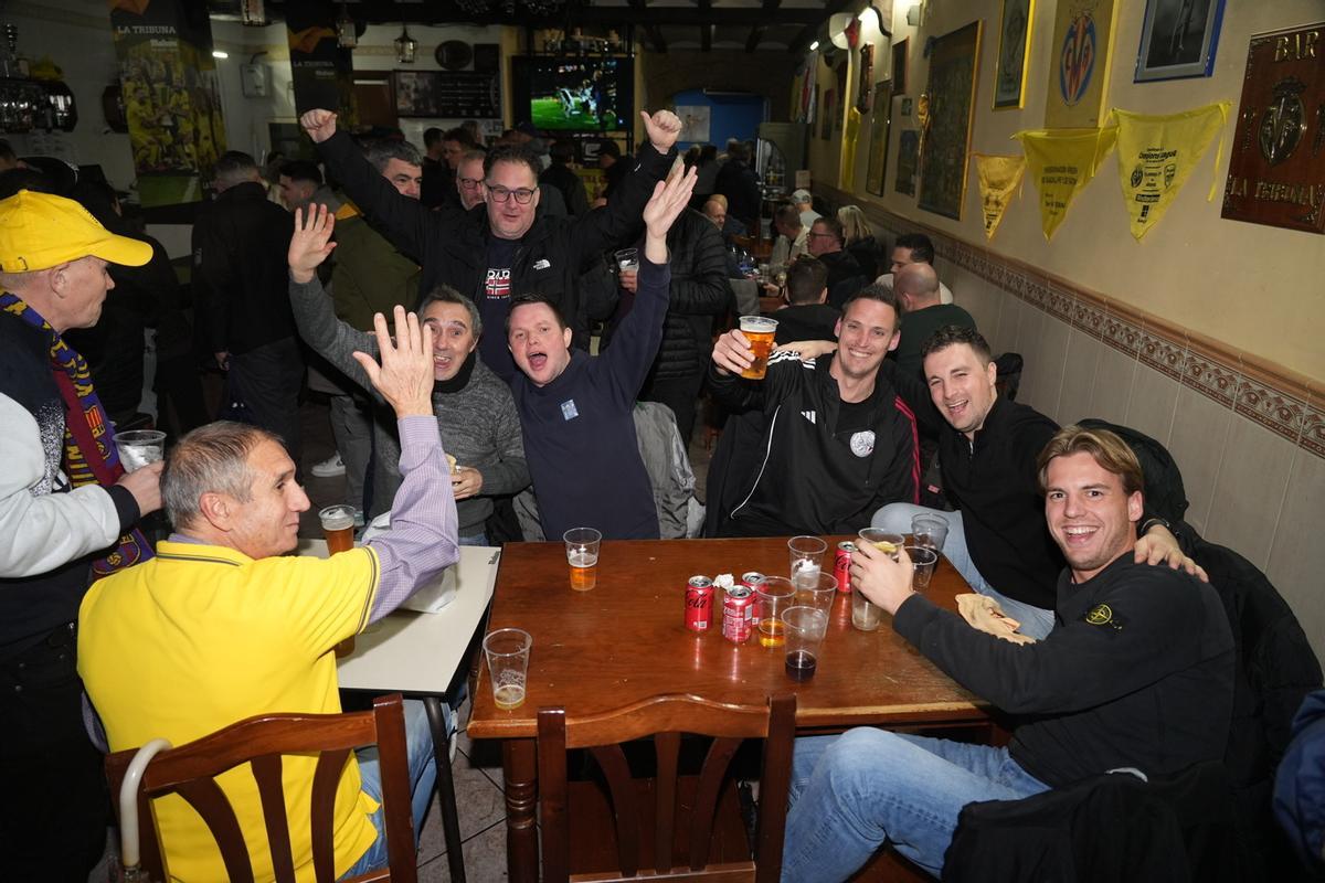 Galería: La lluvia no impide a la afición amarilla perderse el Villarreal-Ajax