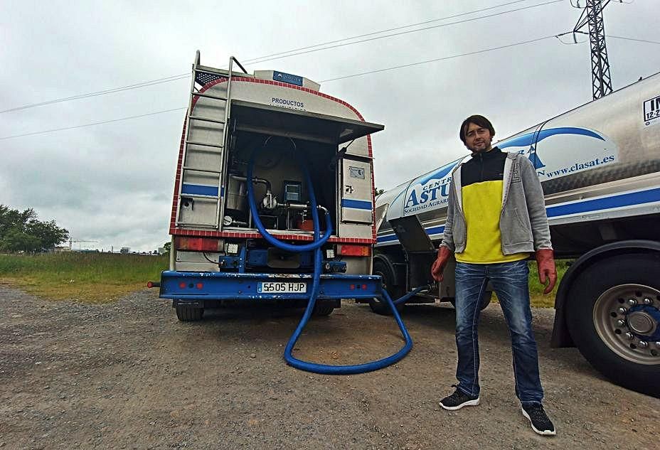 El transportista, en La Curiscada, donde carga el remolque con la primera recogida de leche para iniciar el segundo viaje del día. 