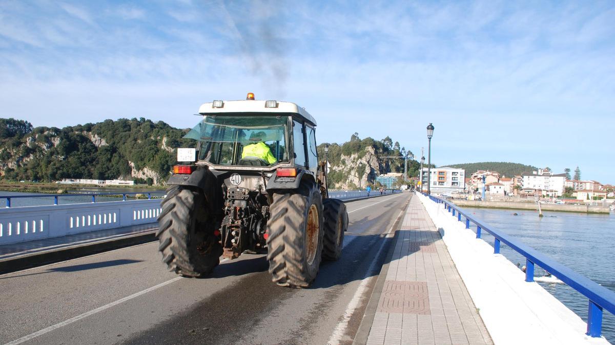 Un tractor avanza por el puente de Ribadesella.
