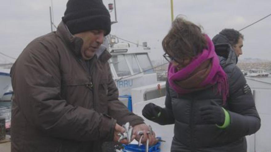 Sílvia Abril visita l’Escala per aprendre a cuinar les «sardines escabetxades»