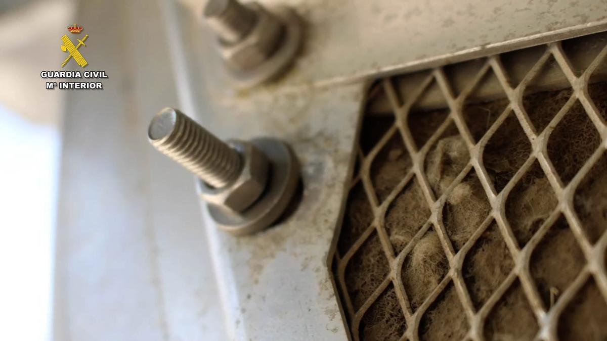 Los tornillos apretados en la estructura.